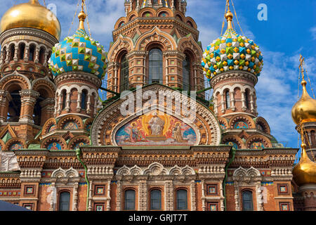 Cupole della Chiesa del Salvatore sul Sangue versato, Sito Patrimonio Mondiale dell'UNESCO, San Pietroburgo, Russia, Europa Foto Stock