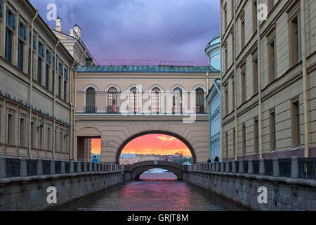 Un'arcata su un canale a San Pietroburgo - Russia Foto Stock