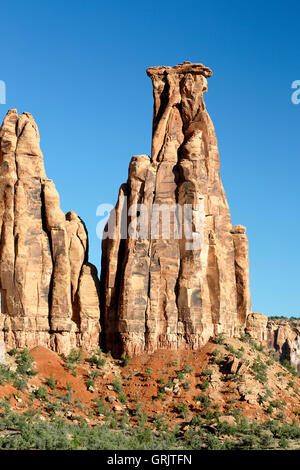 Kissing coppia monumento di pietra arenaria da monumenti Canyon Trail, Colorado National Monument, Grand Junction, Colorado, STATI UNITI D'AMERICA Foto Stock