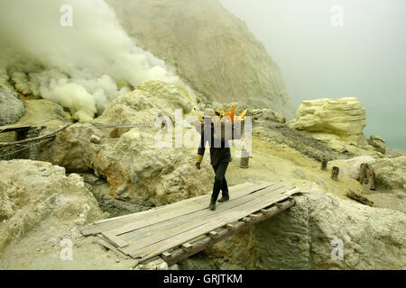 Minatori di zolfo che estraggono zolfo al vulcano Ijen, Kawah ljen, Giava orientale, Giava, Indonesia Foto Stock