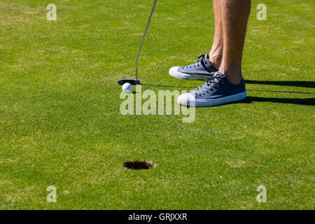 Close up di un maschio di giocatore di golf putting Foto Stock