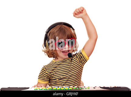 Felice bambina riprodurre musica sulla tastiera Foto Stock