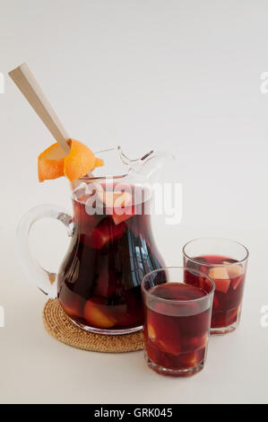 La sangria, Spagnola tipica bevanda a base di vino rosso e frutta. Foto Stock