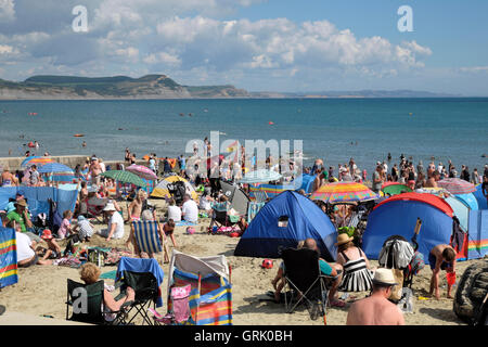 La gente in estate sulla spiaggia a Lyme Regis, Dorset, Regno Unito Inghilterra KATHY DEWITT Foto Stock