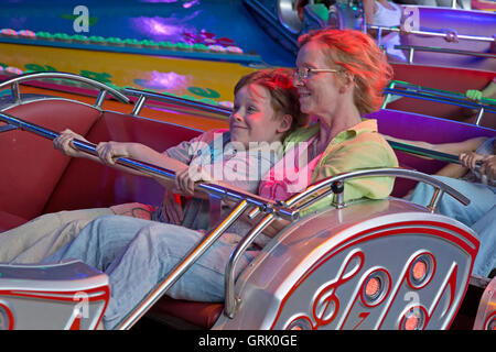 La madre e il figlio in una fiera del divertimento ride, Dom, Amburgo, Germania Foto Stock