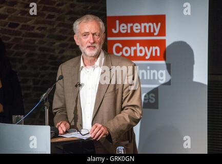 Jeremy Corbyn parla di un evento a Londra per promuovere la sua offerta a conquistare la leadership laburista contest Foto Stock