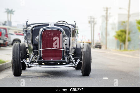 Red vintage old timer auto parcheggiate sulla strada Foto Stock