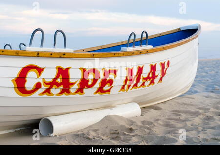 Barca parcheggiata sulla spiaggia di Cape May, NJ Foto Stock