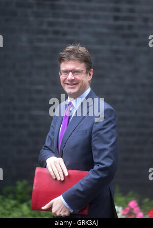 Greg Clark,il Segretario di Stato per gli affari,strategia energetica e industriale,arriva a Downing Street per una riunione del gabinetto Foto Stock