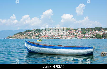 Barca davanti a Ohrid città in Macedonia Foto Stock