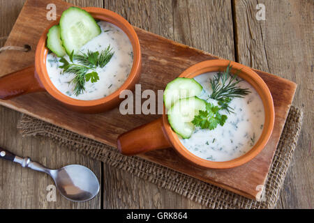 Tarator, zuppa fredda di cetrioli yogurt ed erbe fresche sul tavolo di legno Foto Stock