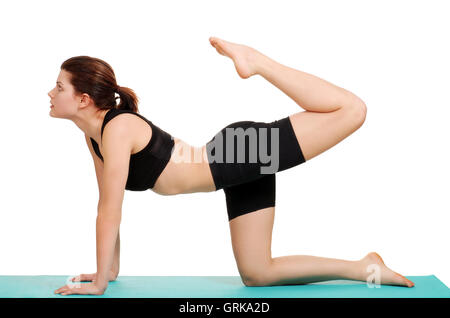 Giovane donna facendo leg curl Foto Stock