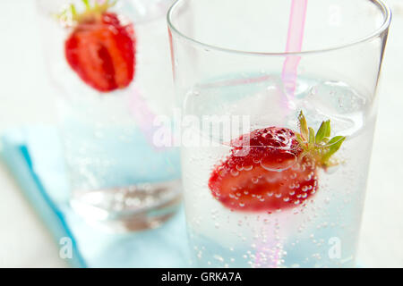 Fragola bevanda fredda in bicchieri da vicino Foto Stock