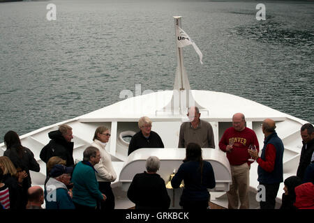 I passeggeri su una nave da crociera Safari sforzarsi al di ancoraggio in corrispondenza di guadi terrore, Braccio Endicott, Tongass National Forest, Juneau, Alaska, STATI UNITI D'AMERICA Foto Stock