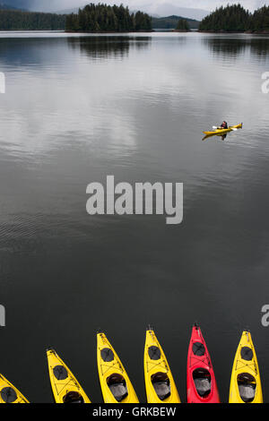 Kayak da mare accanto alla nave da crociera Safari Adoperano vicino a Reid ghiacciaio nel Parco Nazionale di Glacier Bay, Alaska, Stati Uniti d'America. Tutti i nostri viaggi a noi Foto Stock