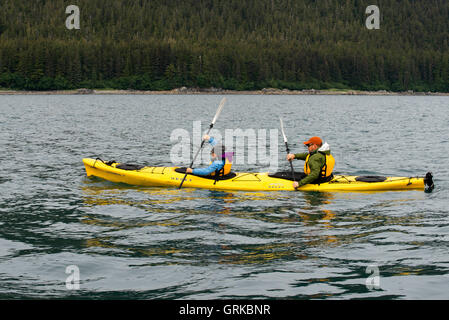 Fare kayak in stretto ghiacciate. Parco Nazionale di Glacier Bay adn preservare. Chichagof Island. Juneau. A sud-est di Alaska. Oggi è il ultimat Foto Stock