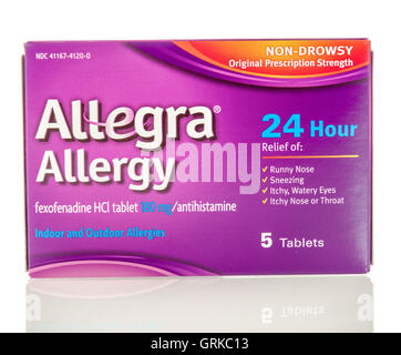 Winneconne, WI - 27 agosto 2016: Allegra allergy medicine isolato su un background. Foto Stock