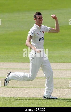 Reece Topley di Essex celebra il paletto di Alex Gidman - LV County Championship Division due Cricket a Cheltenham College - 12/07/12 Foto Stock