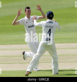 Reece Topley di Essex celebra il paletto di Alex Gidman - LV County Championship Division due Cricket a Cheltenham College - 12/07/12 Foto Stock