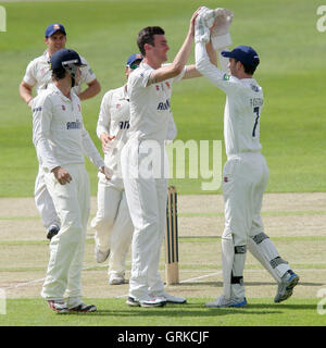 Reece Topley di Essex celebra il paletto di Alex Gidman - LV County Championship Division due Cricket a Cheltenham College - 12/07/12 Foto Stock