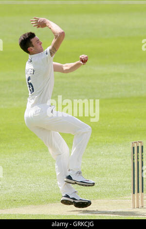 Reece Topley in azione di bowling per Essex - LV County Championship Division due Cricket a Cheltenham College - 12/07/12 Foto Stock