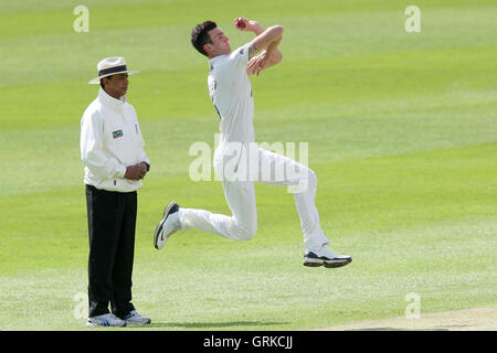 Reece Topley in azione di bowling per Essex - LV County Championship Division due Cricket a Cheltenham College - 12/07/12 Foto Stock