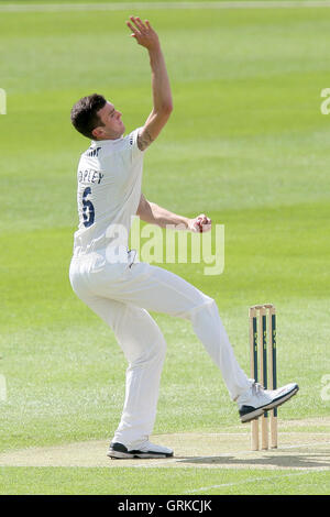 Reece Topley in azione di bowling per Essex - LV County Championship Division due Cricket a Cheltenham College - 12/07/12 Foto Stock