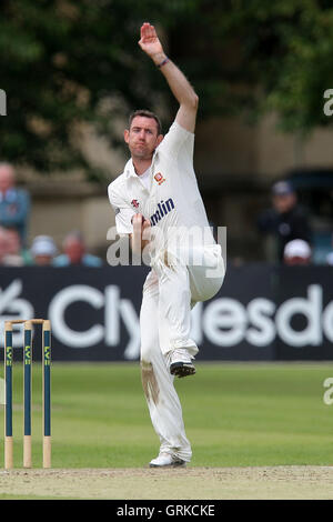 David Masters in azione di bowling per Essex - LV County Championship Division due Cricket a Cheltenham College - 12/07/12 Foto Stock