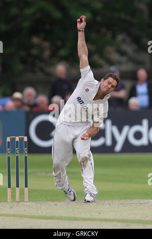 Greg Smith in azione di bowling per Essex - LV County Championship Division due Cricket a Cheltenham College - 12/07/12 Foto Stock