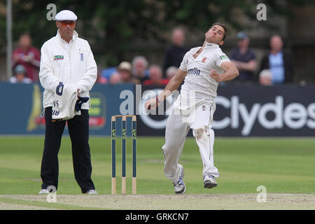 Greg Smith in azione di bowling per Essex - Gloucestershire CCC vs Essex CCC - LV County Championship Division due Cricket a Cheltenham College - 12/07/12 Foto Stock