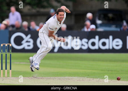 Greg Smith in azione di bowling per Essex - Gloucestershire CCC vs Essex CCC - LV County Championship Division due Cricket a Cheltenham College - 12/07/12 Foto Stock