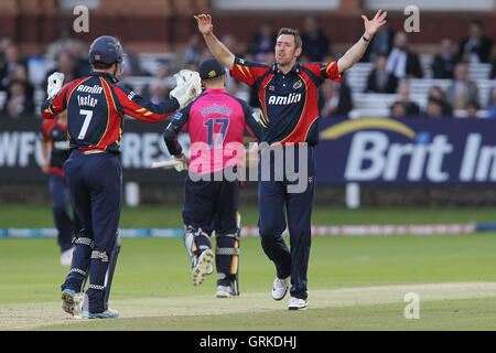 Gioia per David Masters di Essex come egli sostiene il paletto di Adamo Rossington - Middlesex Panthers vs Essex Eagles - Amici vita T20 Cricket al Signore di massa - 21/06/12. Foto Stock