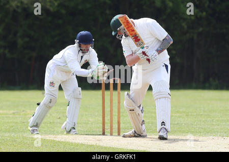 Rayleigh Fairview CC (batting) vs Atletico Hornchurch CC - Mid-Essex Essex Cricket League - 02/05/15 Foto Stock