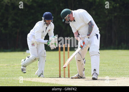 Rayleigh Fairview CC (batting) vs Atletico Hornchurch CC - Mid-Essex Essex Cricket League - 02/05/15 Foto Stock