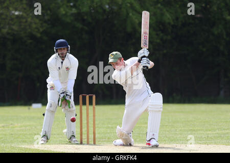 Rayleigh Fairview CC (batting) vs Atletico Hornchurch CC - Mid-Essex Essex Cricket League - 02/05/15 Foto Stock