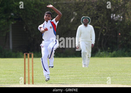 Rayleigh Fairview CC (batting) vs Atletico Hornchurch CC - Mid-Essex Essex Cricket League - 02/05/15 Foto Stock