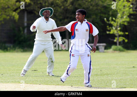 Rayleigh Fairview CC (batting) vs Atletico Hornchurch CC - Mid-Essex Essex Cricket League - 02/05/15 Foto Stock