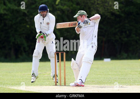 Rayleigh Fairview CC (batting) vs Atletico Hornchurch CC - Mid-Essex Essex Cricket League - 02/05/15 Foto Stock