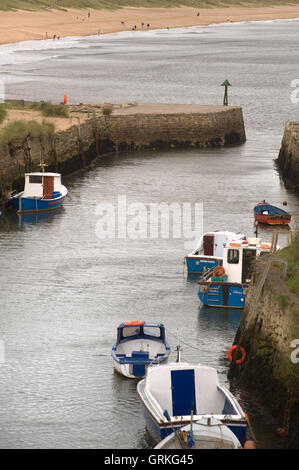 Barche ormeggiate a Seaton Sluice Harbour Foto Stock