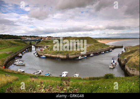 Barche ormeggiate a Seaton Sluice Harbour Foto Stock