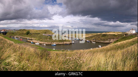 Barche ormeggiate a Seaton Sluice Harbour Foto Stock