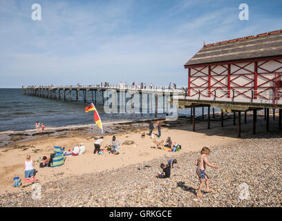 Saltburn-by-the-Sea Cleveland UK Beach guardando verso il molo Foto Stock