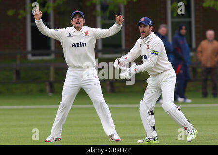 Alastair Cook (L) e James Foster Essex di appello per un paletto - Cambridge MCCU vs Essex CCC - Pre-Season Friendly partita di cricket a massa Fenners, Cambridge - 08/04/14 Foto Stock