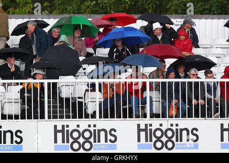 Ombrelloni fino tutti attorno alla terra come la pioggia smette di giocare dopo soli due overs - Essex Eagles vs Sri Lanka - 50-over Tour corrispondono all'Essex County Ground, Chelmsford - 13/05/14 Foto Stock