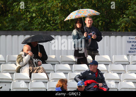 Ombrelloni intorno alla terra come pioggia cade ancora - Essex Eagles vs Sri Lanka - 50-over Tour corrispondono all'Essex County Ground, Chelmsford - 13/05/14 Foto Stock