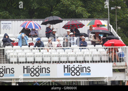 Ombrelloni fino attorno alla terra come la pioggia smette di giocare il Giorno Uno - Essex CCC vs Gloucestershire CCC - LV County Championship Division due Cricket presso la Ford County Ground, Chelmsford - 29/06/14 Foto Stock