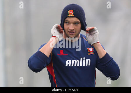 Nick Browne di Essex durante il warm up - Essex CCC vs Kent CCC - Pre-Season Friendly partita di cricket presso l'Essex County Ground, Chelmsford - 03/04/14 Foto Stock