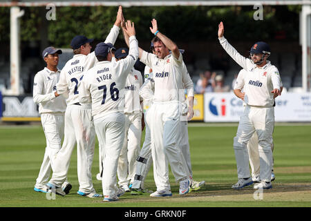 David Masters di Essex (C) celebra il paletto di Ben Harmison - Essex CCC vs Kent CCC - LV County Championship Division due Cricket presso l'Essex County Ground, Chelmsford Essex - 10/09/14 Foto Stock