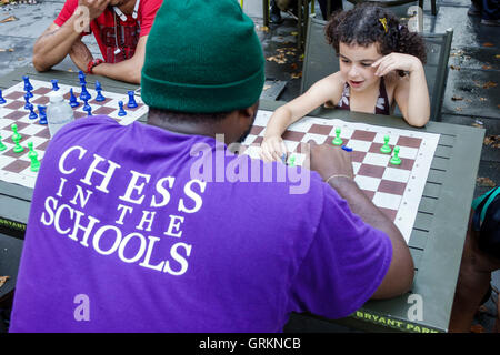 New York City,NY NYC,Manhattan,Midtown,Bryant Park,parco pubblico,giochi,scacchi,gioco,tabellone,Black Blacks African Africans Ethnic Minority,adult,adults,ma Foto Stock