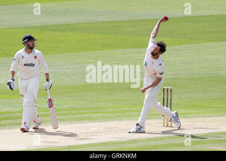 Charlie Shreck in azione di bowling per Leicestershire - Essex CCC vs Leicestershire CCC - LV County Championship Division due Cricket presso la Ford County Ground, Chelmsford - 07/05/14 Foto Stock